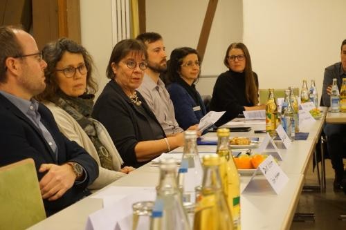 Menschen die zusammen eine Besprechung haben und diskutieren