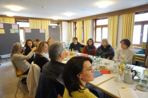 Menschen die zusammen etwas besprechen