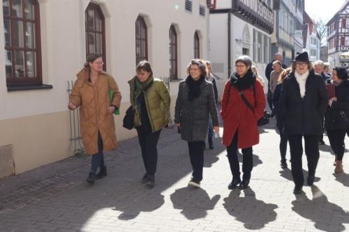 Menschen die zusammen spazieren gehen