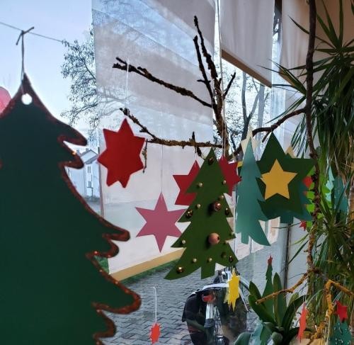 Gebastelte Weihnachtsdeko hängt am Schaufenster