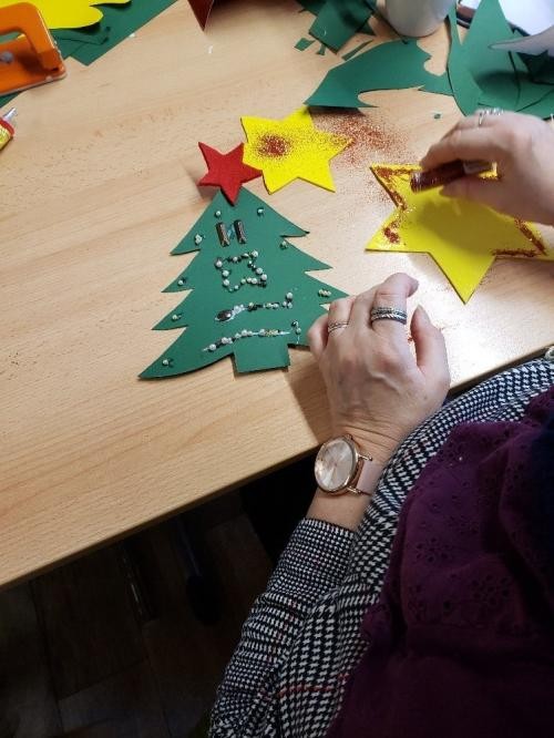 Menschen die zusammen für Weihnachten basteln