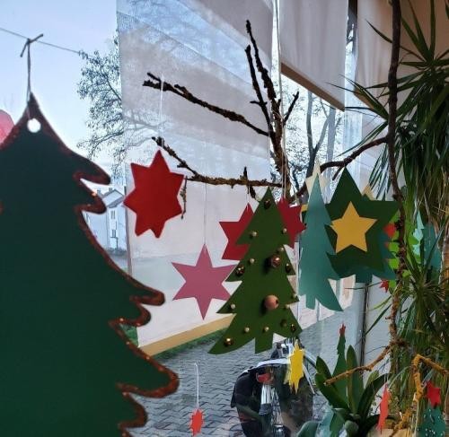 Bastelsachen hängen am Schaufenster