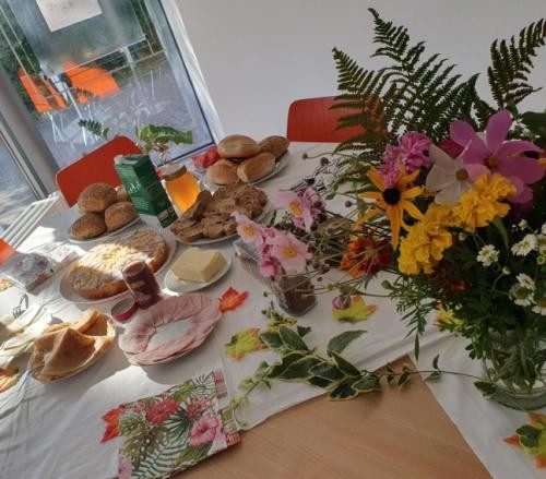 Tisch mit Lebensmittel