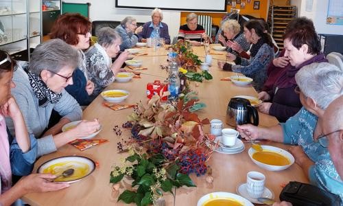 Menschen die zusammen essen