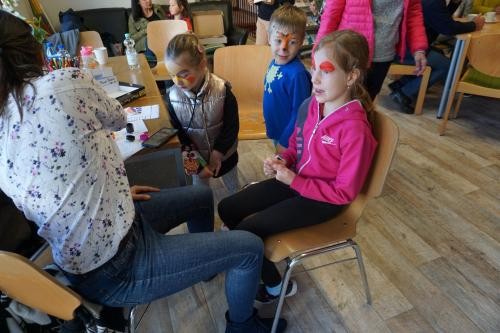 Kinder die geschminkt werden