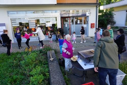 Menschen die zusammen grillen