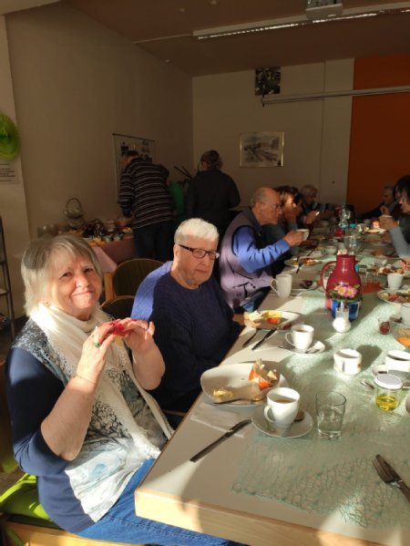 Menschen die zusammen essen und reden