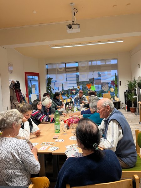 Menschen die sich treffen und sich unterhalten