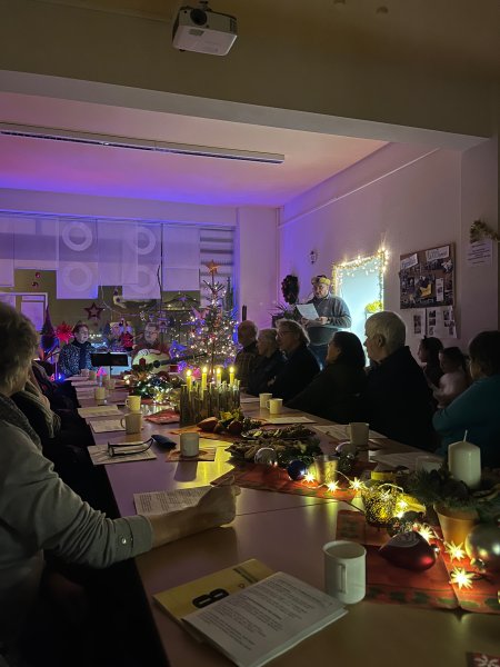 Menschen die zusammen Weihnachten feiern
