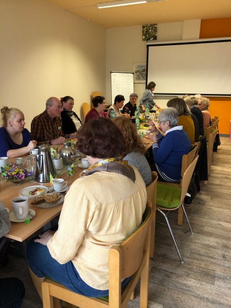 Menschen die zusammen essen und reden