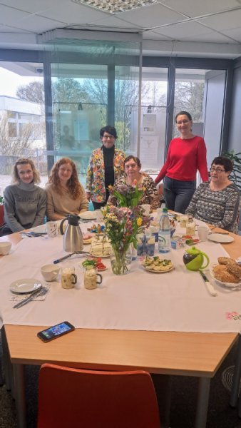 Menschen die zusammen essen und reden