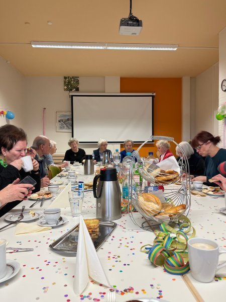 Menschen die sich verkleidet haben und zusammen essen