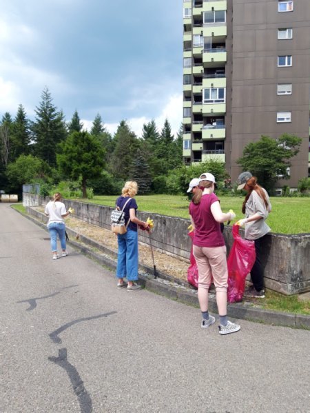 Menschen die zusammen Müll sammeln