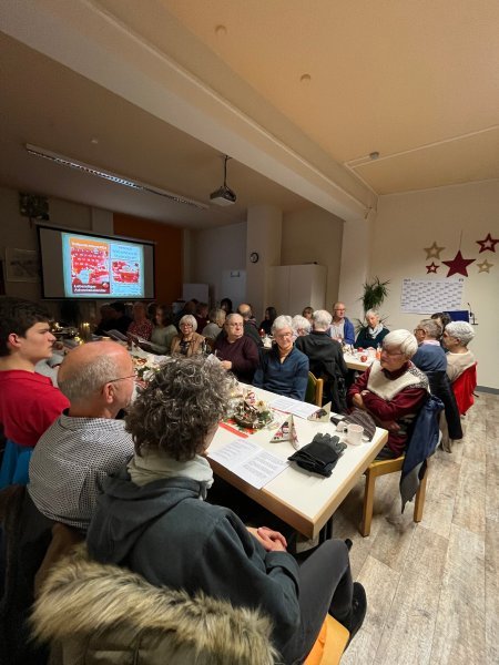 Menschen die zusammen Weihnachten feiern