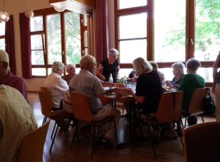 Viele Bürgerinnen und Bürger essen zusammen zu Mittag