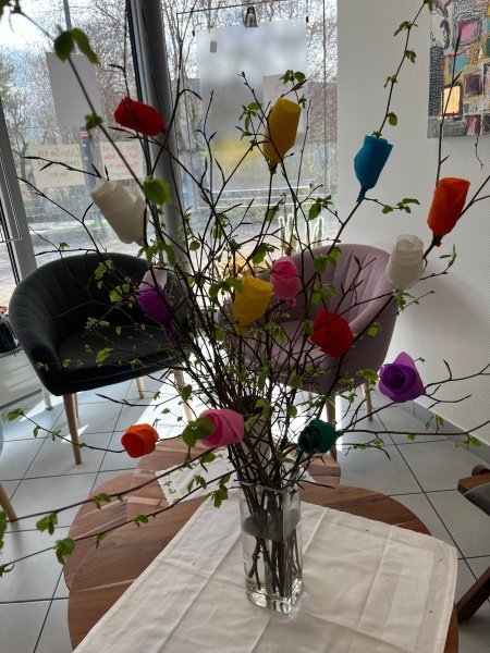 Gebastelte Blumen zu Ostern