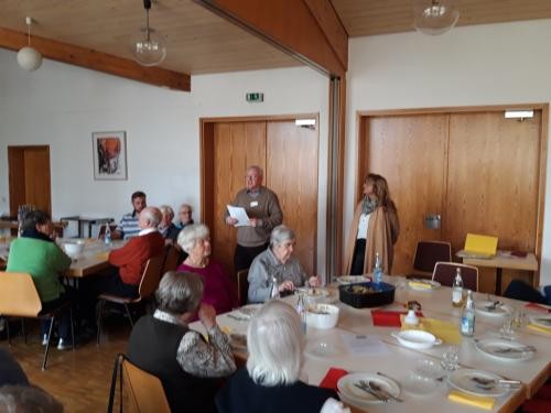 Joachim Feldmeyer und Gabriele Bartsch informieren die Bürgerinnen und Bürger vom Haus der Familie über das Projekt Leihoma/Leihopa